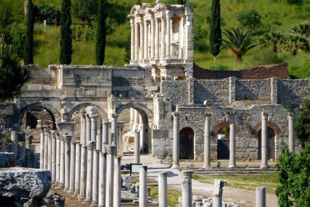Library_of_Celsus_side_view